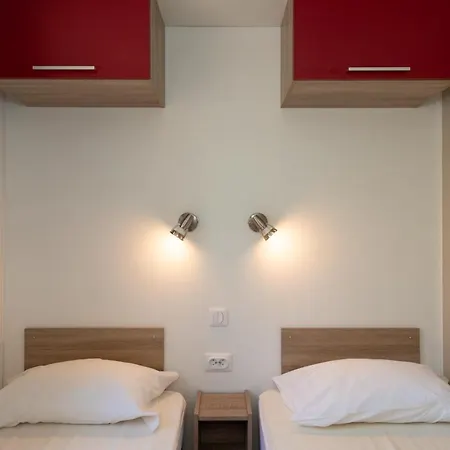 Village Club Les Sablons مكان تخييم *